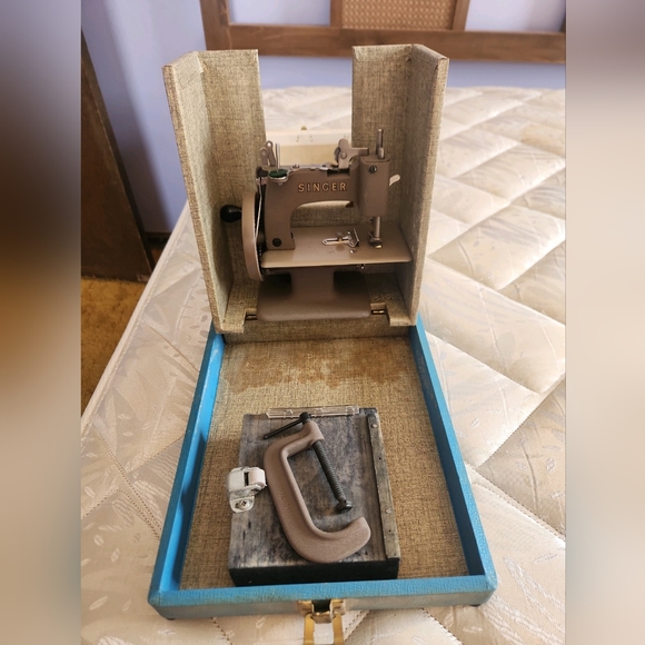 1900's SINGER Antique Singer Model 20 Sewhandy Child’s Toy Sewing Machine - Picture 1 of 2